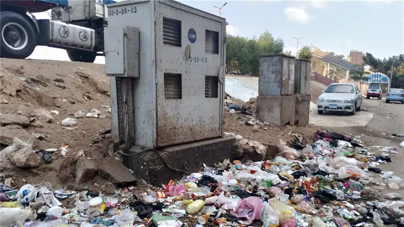 أزمات وكوارث تهدد حياة سكان عزبة الزراعة وطريق الرملة بالقليوبية