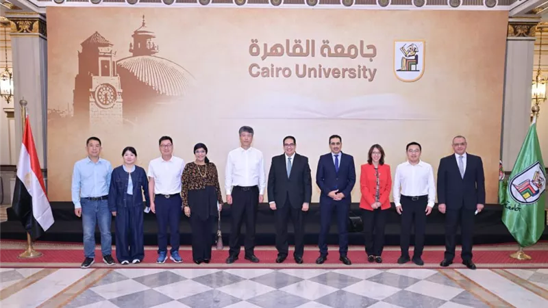 رئيس جامعة القاهرة يستقبل رئيس جامعة نانجينغ للتربية الخاصة بالصين