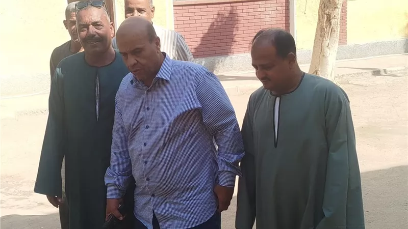 جولات مكثفة لرئيس مدينة الأقر لمتابعة انضباط اللجان الانتخابية 