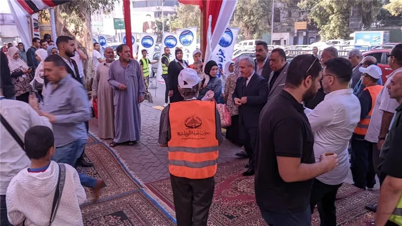 توافد كبير من المواطنين.. والأجواء احتفالية أمام لجان الجيزة