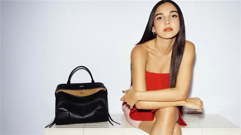أوائل النجمات العرب سلمى أبو ضيف سفيرة العلامة التجارية لويفي  LOEWE