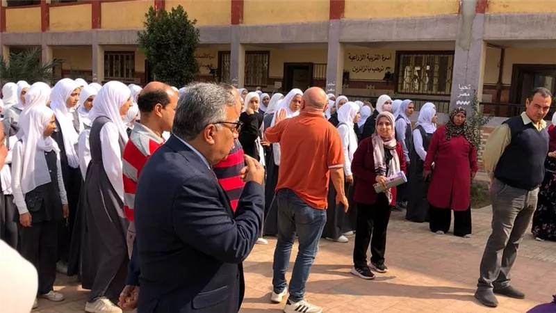 محافظ الدقهلية يتفقد مدارس أجا ويحث الطالبات على التفوق والانتماء للوطن
