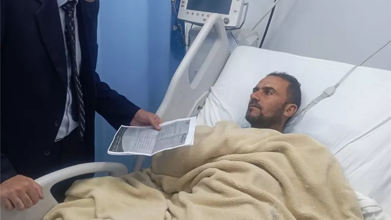 مدير عمل الغربية يزور العمال المصابين ضحايا حادث انهيار سقف خرساني بالمحلة 