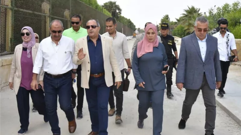 محافظ بورسعيد يتفقد المرحلة الأولى من أعمال تطوير الكورنيش السياحي بحي الشرق