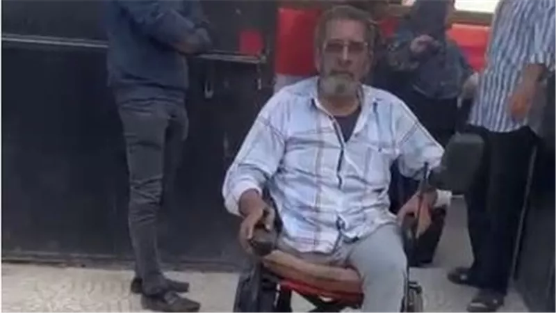 رغم الإعاقة.. مواطن على كرسي متحرك يدلي بصوته في الإسكندرية