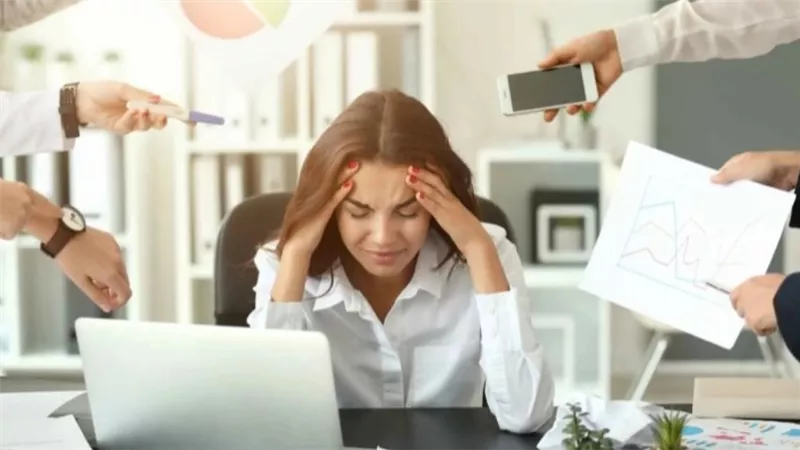 بين الضغط والتأجيل.. العوائق النفسية التي تمنعك من إنجاز عملك بكفاءة  
