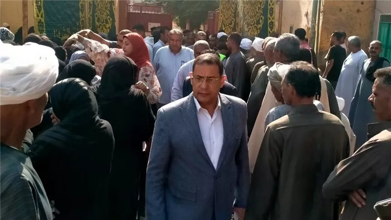سكرتير محافظة الأقصر يتابع سير العملية الانتخابية بلجان البياضية والطود
