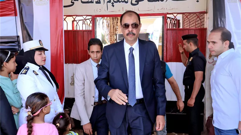 محافظ سوهاج يتفقد لجان انتخابات النواب في اليوم الثاني من التصويت|صور