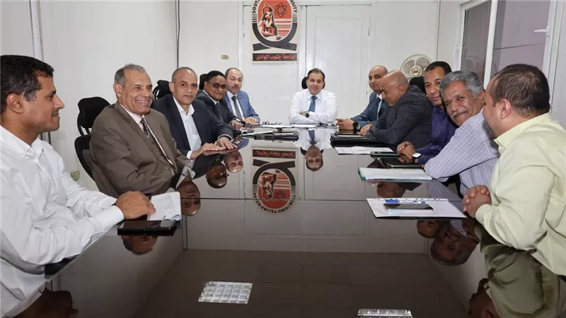 رئيس جامعة قنا يفتتح المعرض الثالث لوحدة التضامن الاجتماعي «من بيتنا لبيتكم»