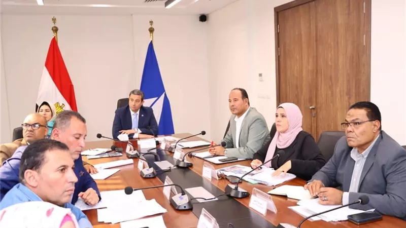محافظ دمياط يبحث تنفيذ خريطة تفاعلية للطرق لتحسين منظومة الخدمات