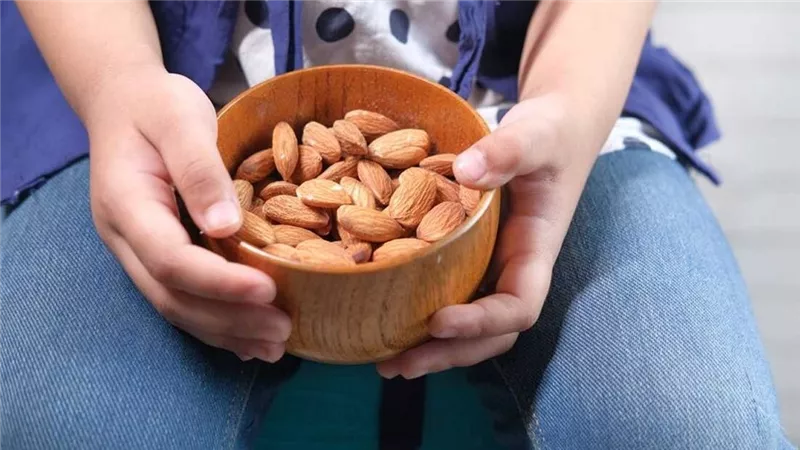 فوائد جمة.. لماذا يجب عليك إعطاء أطفالك اللوز يوميًا؟