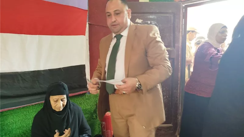 تصرف إنساني من رئيس لجنة سيلا بالفيوم مع سيدة مسنة أثناء الانتخابات