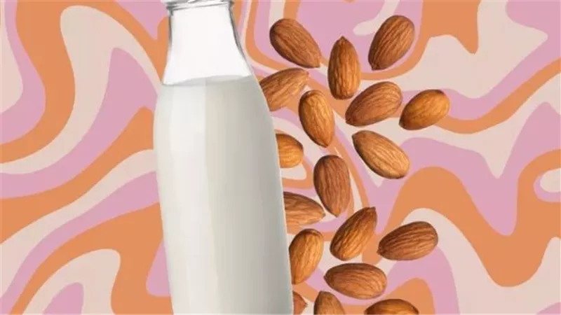 فوائد مذهلة.. ما يحدث لجسمك عند شرب حليب اللوز يوميًا؟