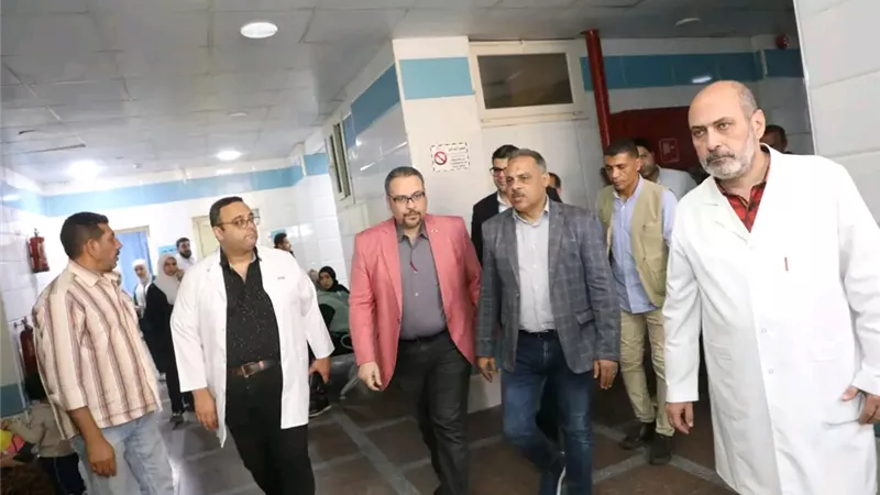 محافظ الشرقية يفاجئ العاملين بمستشفى الزقازيق العام ويلتقي بالمرضي