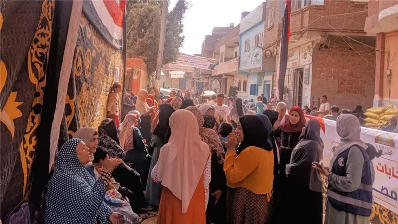 المرأة المصرية تتصدر المشهد الانتخابي في اليوم الثاني بانتخابات النواب بالجيزة