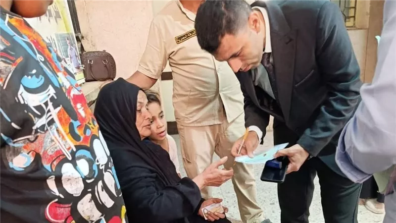 موقف إنساني من رئيس لجنة بسوهاج.. قاض يساعد مريضة للإدلاء بصوتها 
