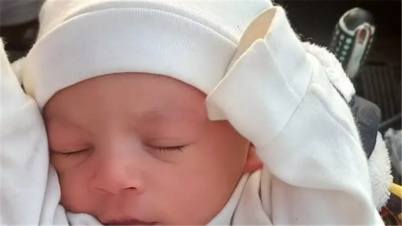 ألقته رضيعا.. العثور علي طفل رضيع ملفوف بقماشة بيضاء بحلوان 