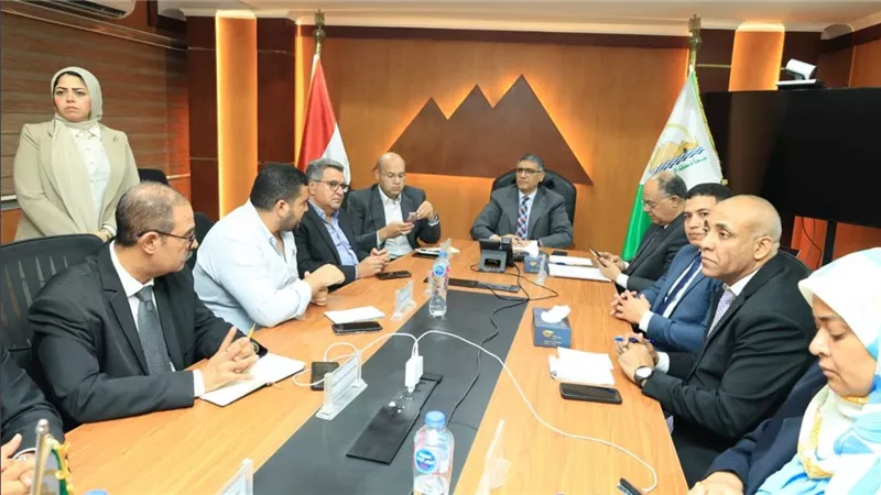 قبل غلق اللجان الانتخابية..محافظ الجيزة يتفقد غرفة العمليات لمتابعة الانتخابات