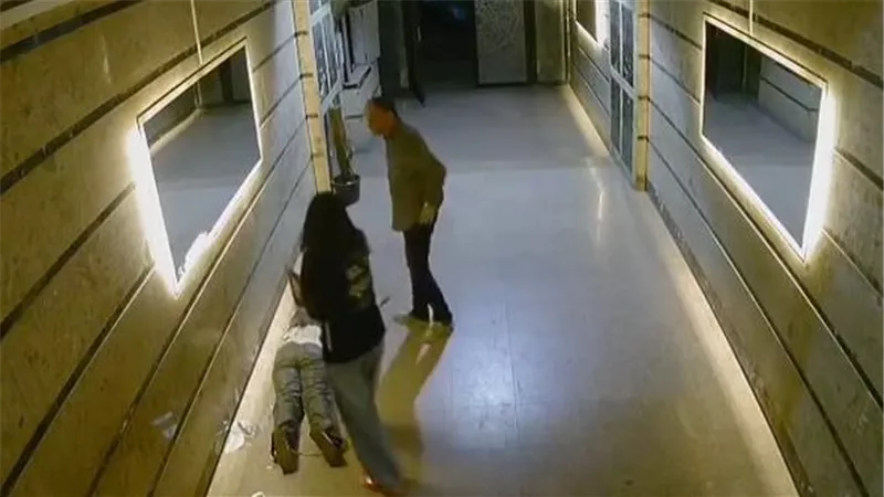 خناقة عائلية.. مصدر أمني يوضح حقيقة فيديو متداول لضرب فتاة داخل عمارة