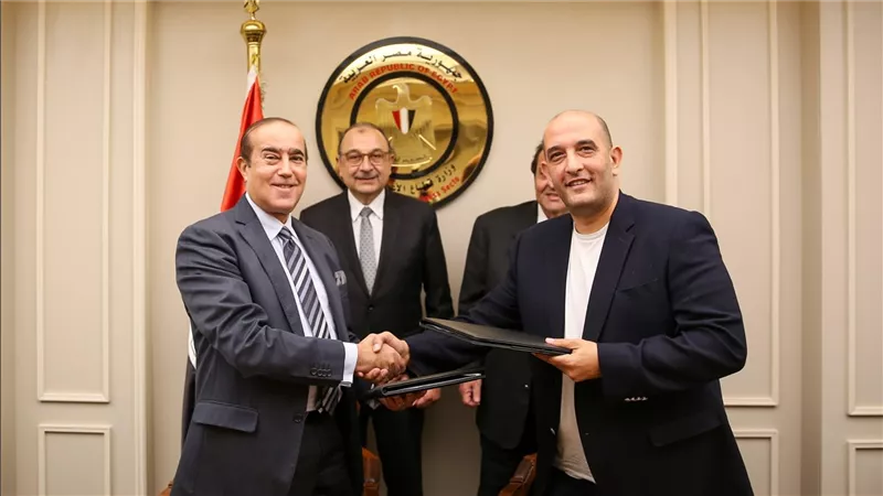 وزير قطاع الأعمال العام يشهد توقيع اتفاق تكميلي لعقود تطوير 