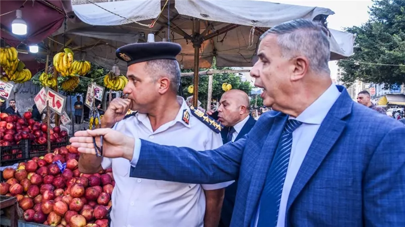 فكهاني أغلق مدخل طريق.. محافظ الإسكندرية يوجه بإزالة تعديات الباعة الجائلين 