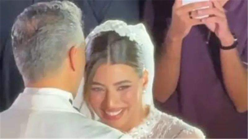 يا كل حاجة تخصني ..هايدي موسى تهدي زوجها محمد غانم أغنية في حفل زفافهما|صور