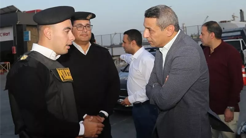 محافظ السويس يشارك الضباط والجنود الإفطار أثناء تأدية خدمتهم