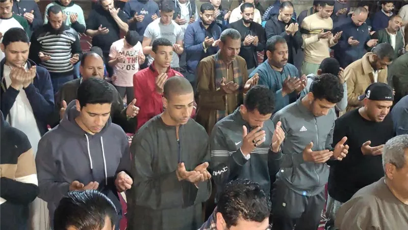 سوهاج في خشوع.. مساجد ممتلئة ودعوات ترفع إلى السماء: اللهم اجعلها ليلة القدر- صور 