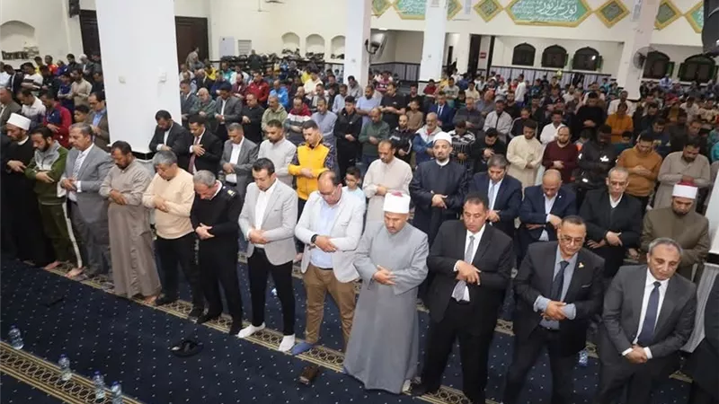 محافظ السويس يشهد الاحتفال بذكري ليلة القدر بمسجد المصطفي