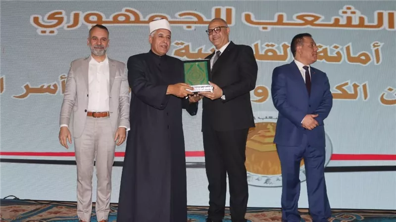 محافظ القليوبية يكرم حفظة القرآن الكريم وأسر الشهداء والأمهات المثاليات