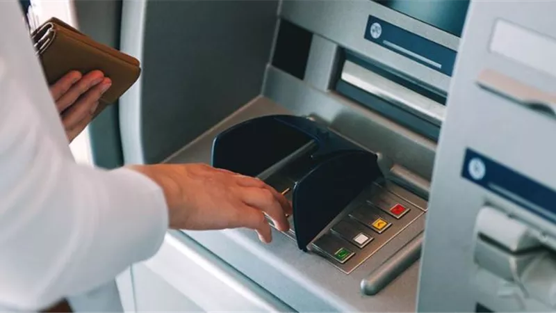 بمناسبة أجازة الفطر.. البنوك تبدأ في تغذية ماكينات الـ «ATM»