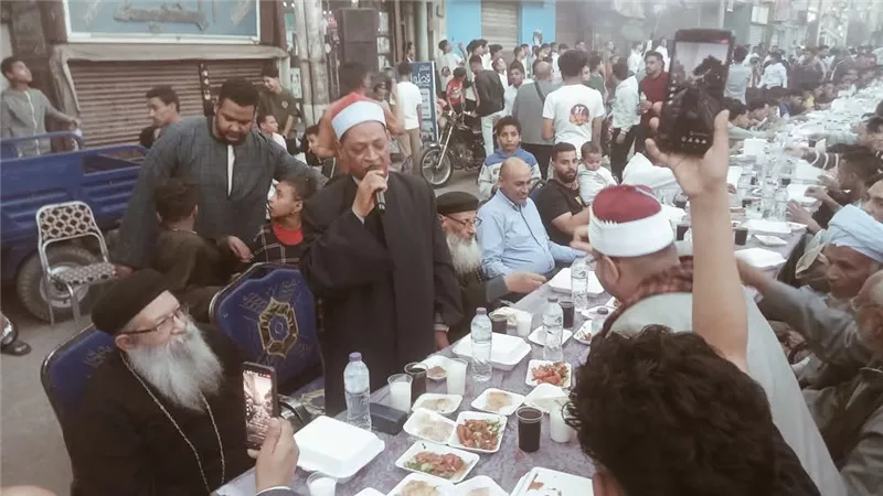 مسلم ومسيحى علي مائدة افطار العزازية في دشنا بقنا|صور