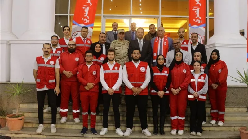 بالزي الأحمر .. محافظ دمياط يشارك افطار متطوعي الهلال الأحمر