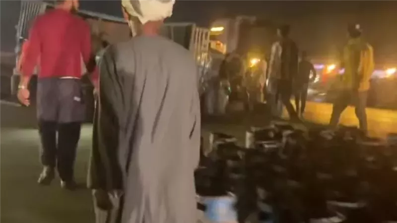 انقلاب سيارة محملة بالأنابيب على الدائري الإقليمي بالمنوفية 