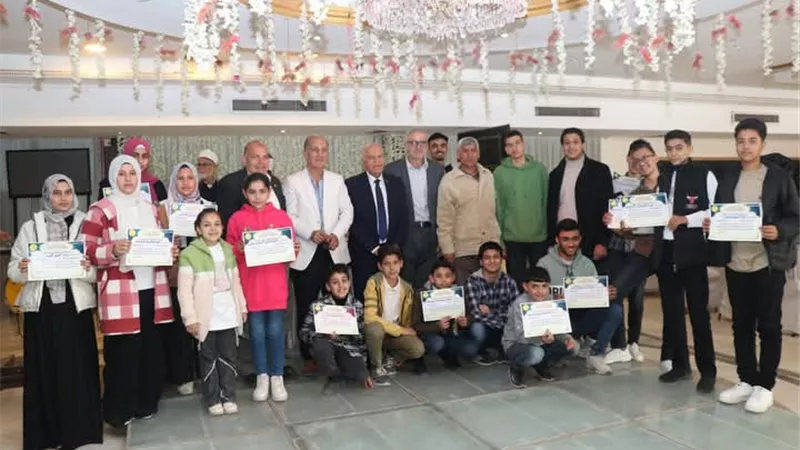 فى أول ظهور بعد الأزمة .. خلف الزناتي  يكرم أبناء المعلمين من حفظة القرآن