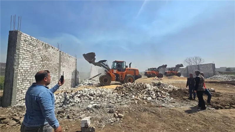 محافظ القليوبية يتابع إزالة التعديات على الأراضي الزراعية بالقناطر الخيرية