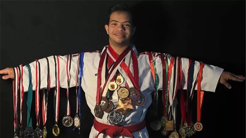 قاهر متلازمة داون.. رحلة البطل حازم الصباغ البطل المصري والدولي في لعبة الكاراتيه