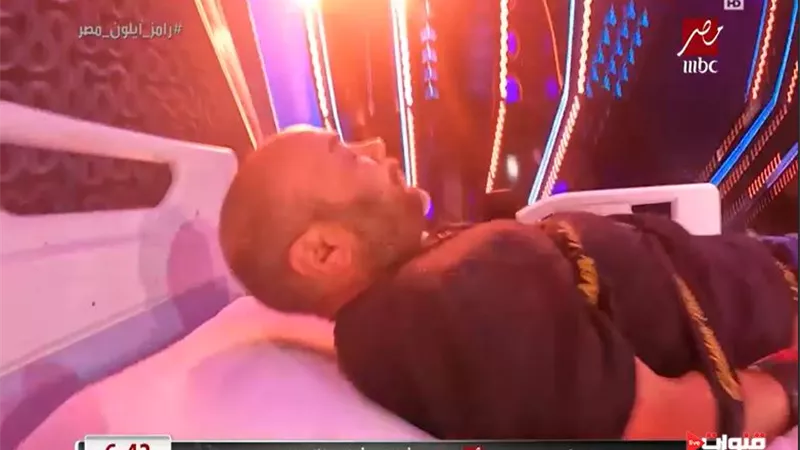 رامز جلال ساخرًا من حاتم صلاح: هتشوف ساعة هكحركتك يا نفادي 