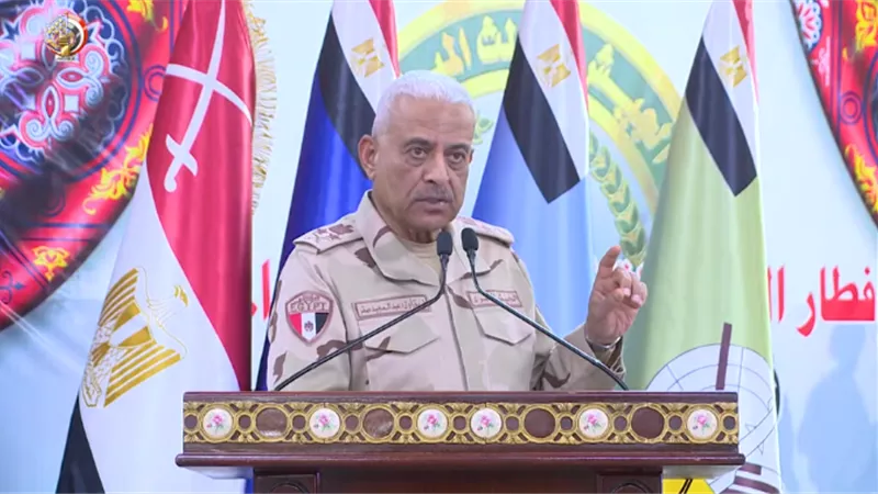 وزير الدفاع يشارك مقاتلى الجيش الثالث الميدانى تناول وجبة الإفطار 