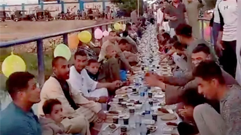 بوجبات سمك .. اهالي جزيرة مطيرة ينظمون مائدة افطار علي ضفاف النيل في قنا|صور