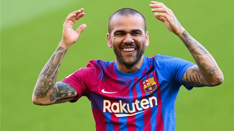 المحكمة العليا بكتالونيا تنصف لاعب برشلونة السابق داني ألفيس