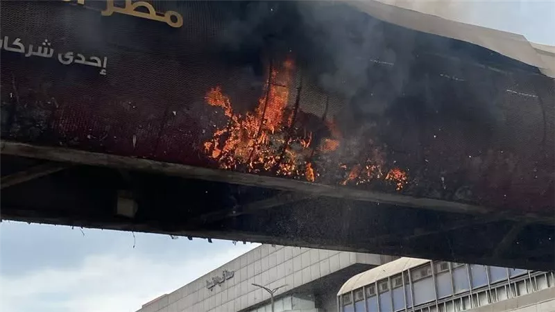 للمرة الثانية.. الحماية المدنية تسيطر على حريق كوبرى مشاة مترو شبرا الخيمة