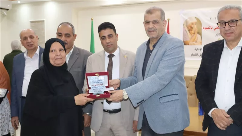 تقديراً لعطائهن.. رئيس شركة مياه الشرب بالفيوم يكرم 25 من الأمهات المثاليات