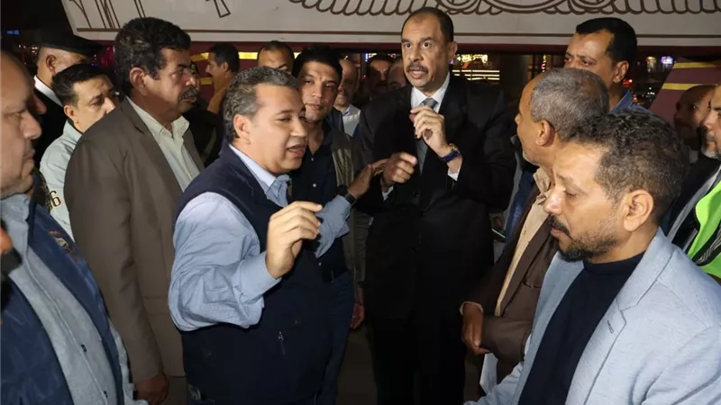 بالصور.. محافظ سوهاج يتابع أعمال إضفاء الهوية البصرية بميدان الثقافة