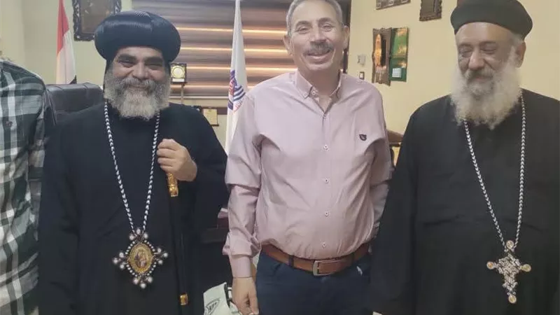 أسقف نجع حمادي يزور رئيس الوحدة المحلية للتهنئة بعيد الفطر المبارك (صور)