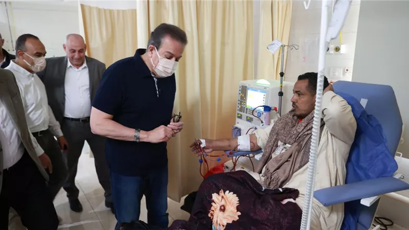 الإقالة أو الاعتذار .. موجة غضب على السوشيال بسبب فيديو وزير الصحة  