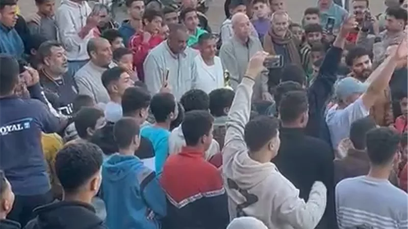 بالجلاليب.. شاهد فرحة أهالي قرية السرايا أثناء تسليم كأس الدورة الرمضانية (صور)