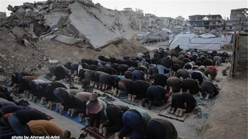  الفلسطينيون بشمال قطاع غزة يؤدون صلاة العيد بين الأنقاض والجوع (صور)