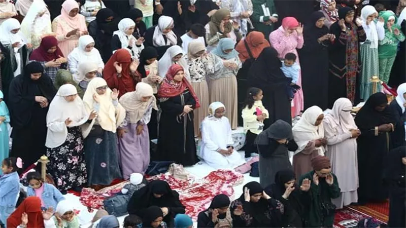 هل يجوز اختلاط الرجال بالنساء في صلاة العيد؟ ..رد حاسم  من دار الإفتاء 