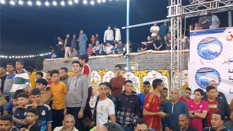 الجمهور اعتلى أسطح المنازل والأسوار لمتابعة المباراة النهائية لدورة قرنفيل الرياضية بالقليوبية 